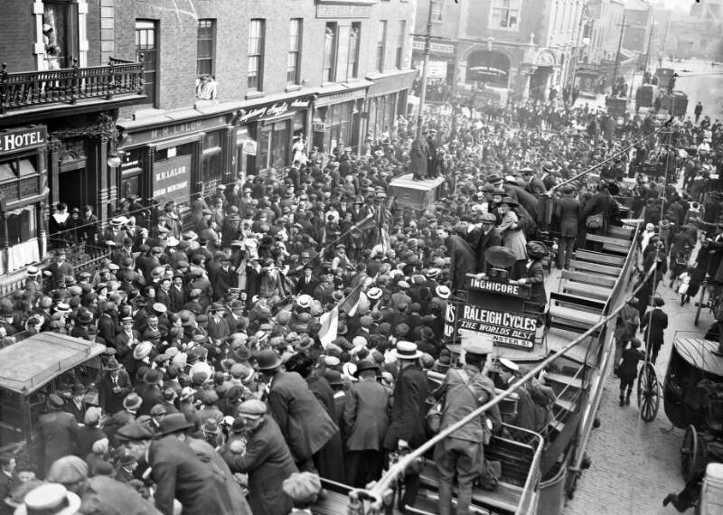 [Crowds on Westland Row in Dublin waiting to meet prisoners released under general amnesty, taken from the railway bridge at Westland Row station]