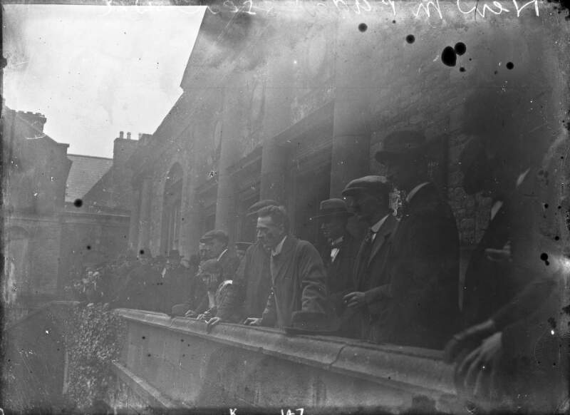 [W.T. Cosgrave M.P. addresses Sinn Fein supporters from the balcony in Kilkenny courthouse, De Valera present]