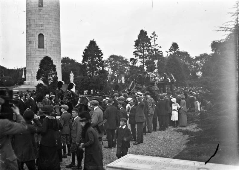 [Funeral of O'Donavan Rossa, hearse moving into Glasnevin Cemetery, crowds]