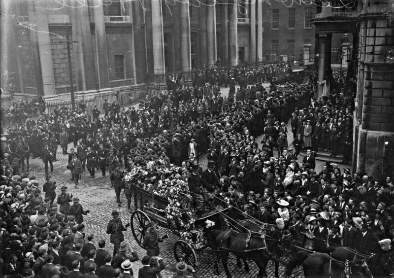 [Funeral of Arthur Griffith, lying-in-state in City Hall, guard of honour]