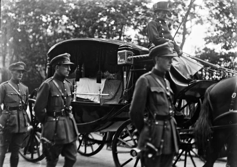 [Funeral of Arthur Griffith, close up of hearse and guards en route to Glasnevin Cemetery]