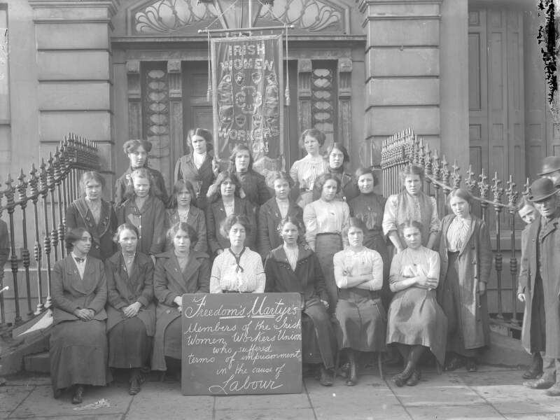 [Members of the Irish Women Workers' Union on the steps of Liberty Hall, with banner "Freedom's Martyr's members of the Irish Women Workers' Union who suffered terms of imprisonment in the cause of Labour"]