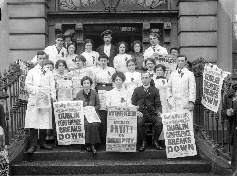 [Workers on the steps of Liberty Hall holding placards "The Irish Worker" and "The Daily Herald" on the Dublin Labour Conference]