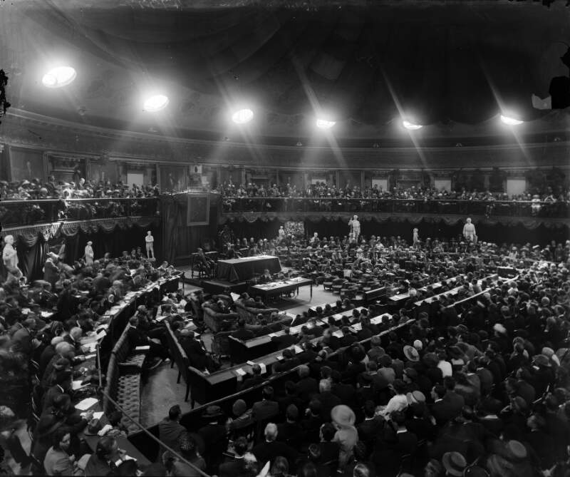 [Dáil Éireann meeting in the Mansion House, August, 1921]
