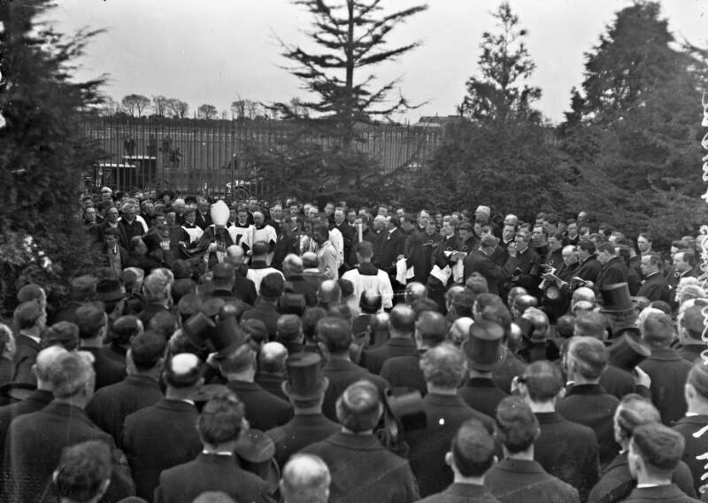 [Funeral of Dr. Walsh, Archbishop of Dublin, clergy and crowds by graveside in Glasnevin cemetery, crowds]