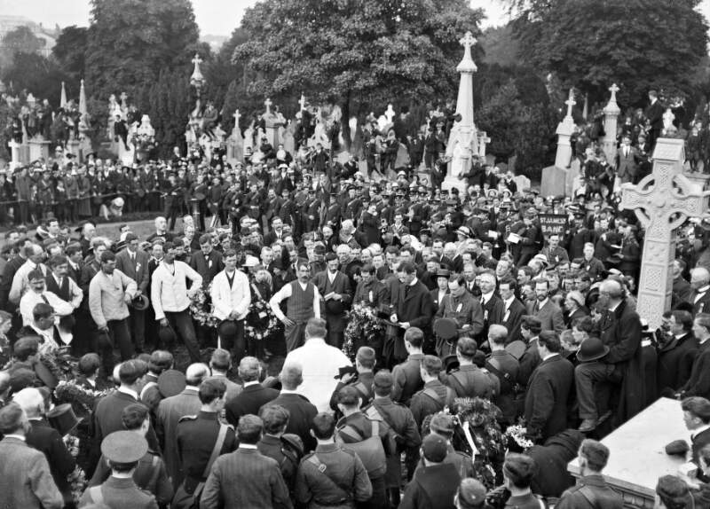 [Funeral of O'Donovan Rossa, graveside in Glasnevin Cemetery, St. James's band, crowds]