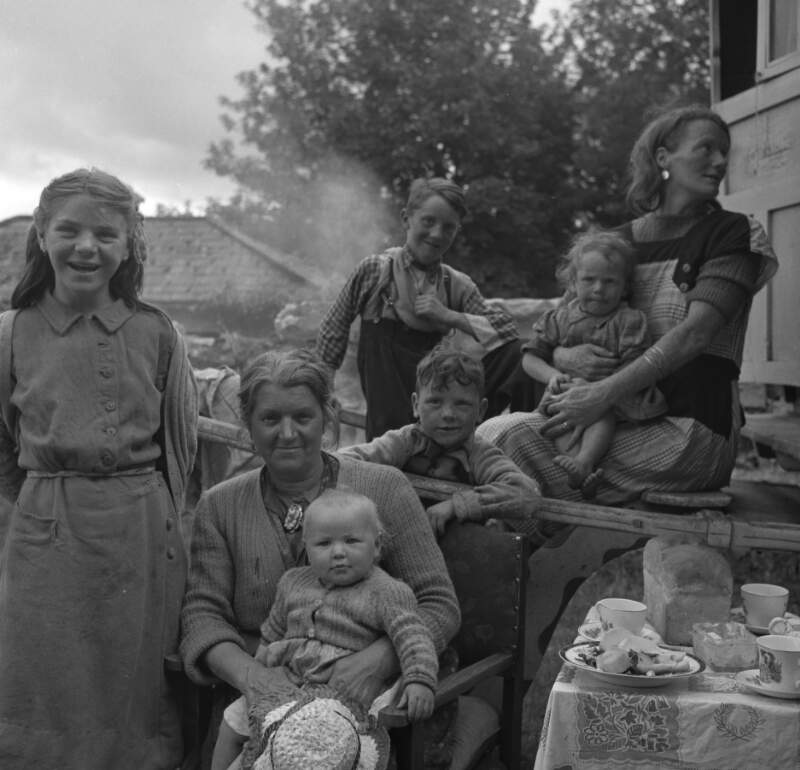 [Women and children at the Sheridan/O'Brien campsite, Loughrea, Co. Galway]