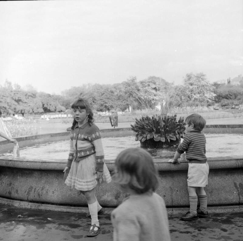 [Children by pond, St. Stephen's Green, Dublin]