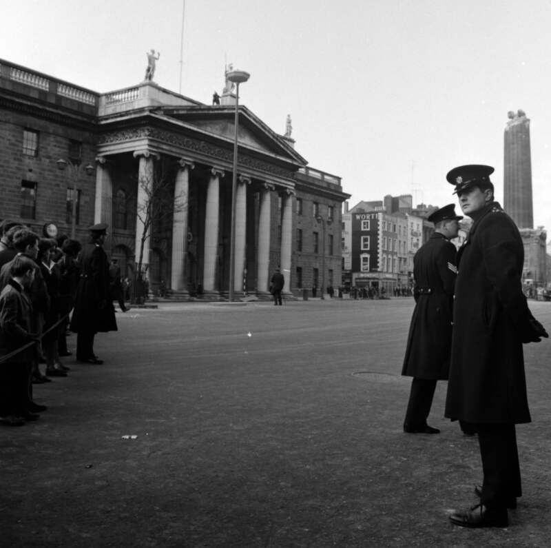 [Crowd near G.P.O, two guards, half-demolished Nelson Pillar in background, O'Connell Street, Dublin]