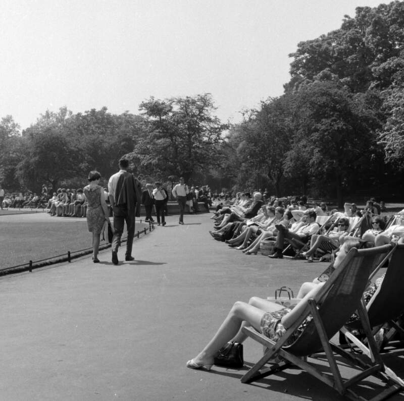 [People seated on deck chairs, St. Stephen's Green, Dublin]
