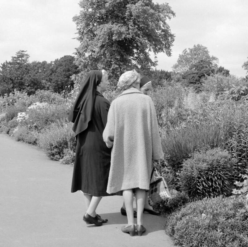 [Woman and nuns, Botanic Gardens, Glasnevin, Dublin]