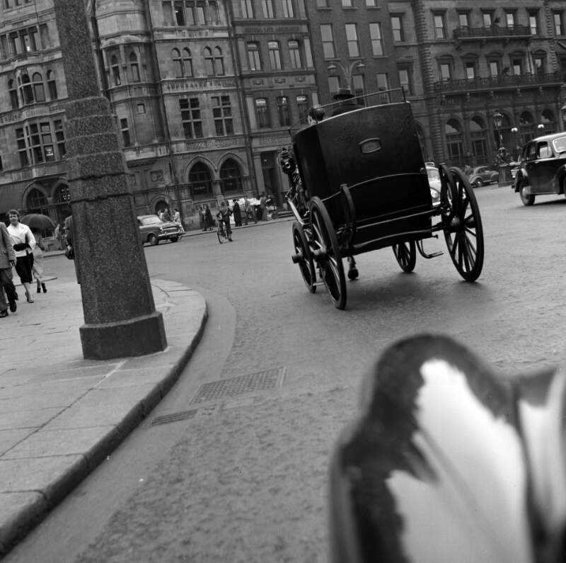 [Horse and carriage turning at College Green, Bloomsday, Dublin]