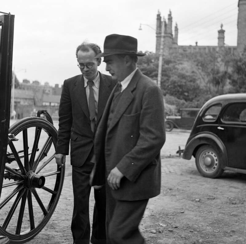 [Flann O'Brien and Anthony Cronin walking towards carriage, Bloomsday, Monkstown, Co. Dublin]