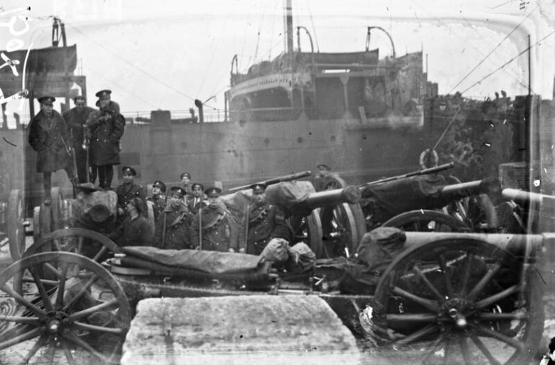 [British soldiers and cannons on board a ship during the evacuation]