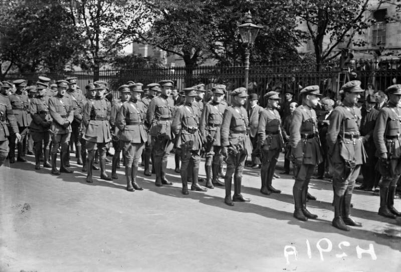 [Army outside the Pro-Cathedral following Michael Collins' funeral]