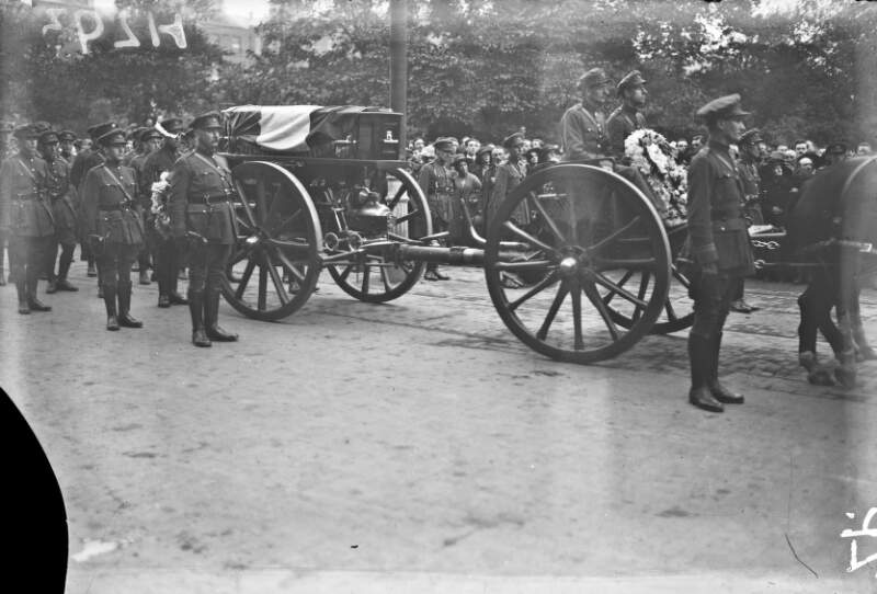 [Cortege leaving the Pro-Cathedral for the burial of Michael Collins]