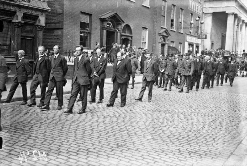 [Mourners leaving the Pro-Cathedral for the burial of Michael Collins]