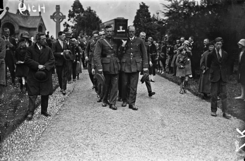 [Coffin being carried into Glasnevin Cemetery for the burial of Michael Collins]