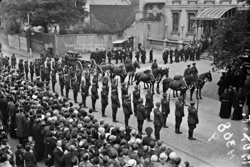 [Kevin O'Higgins' coffin being carried from the Mansion House]
