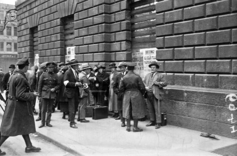[Soldiers, civilians and Red Cross outside the GPO]
