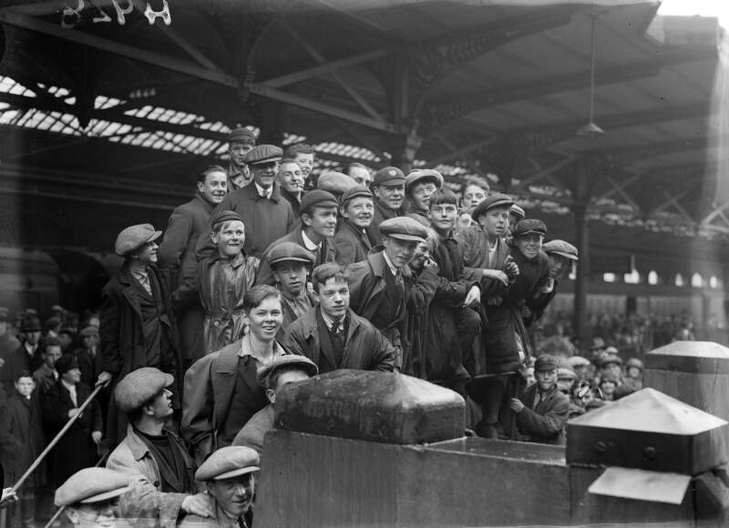 [Crowd of boys at Dun Laoghaire waiting for the arrival of boxer Gene Tunney].