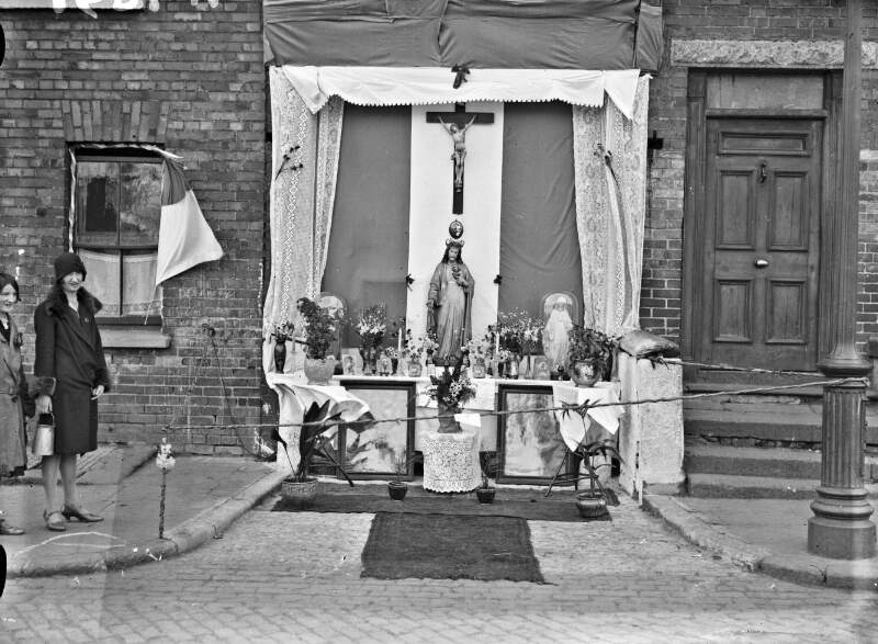 [Catholic Emancipation centenary celebrations. Altar on Dublin street]
