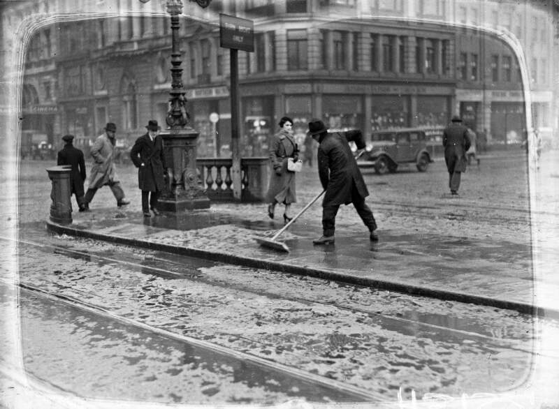 [Men clearing snow on O'Connell Bridge, Dublin]