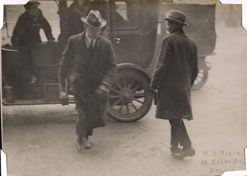 [Michael Collins arriving at the Mansion House, Dublin, during the peace negotiations]