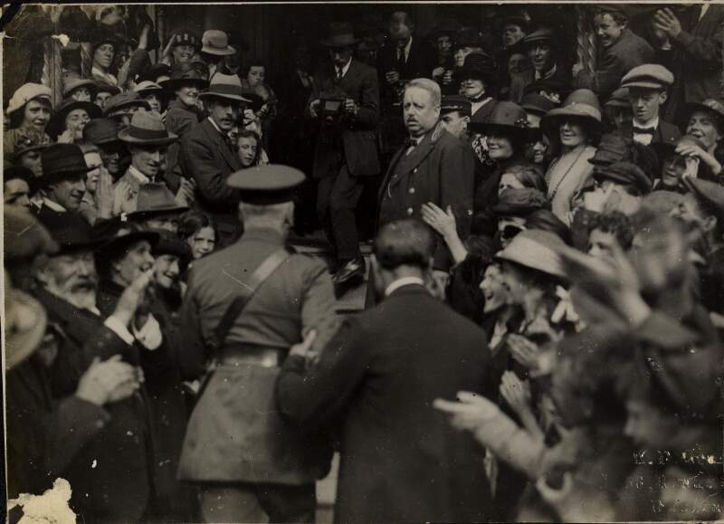 [Peace meeting at Mansion House, Dublin: Gen. Macready, Commander-in-Chief, British Forces entering the Mansion House]