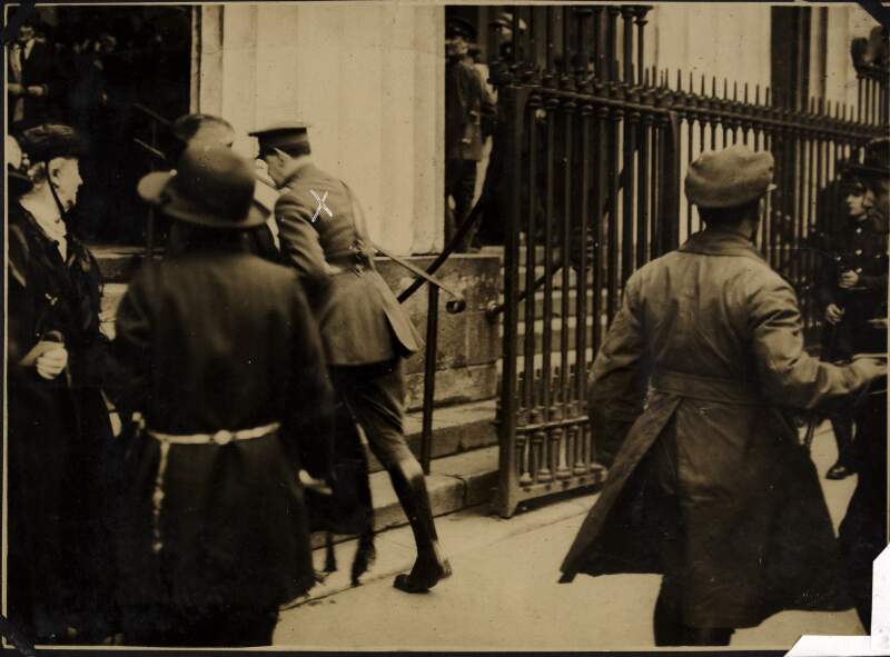 [Michael Collins entering the Pro-Cathedral to attend the funeral service for his friend and commrade Arthur Griffith]