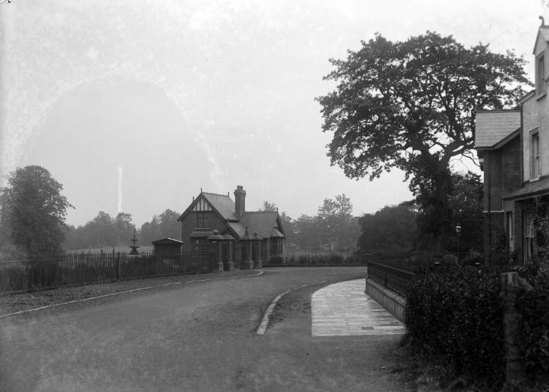 [Entrance and gate lodge to Lurgan Park]