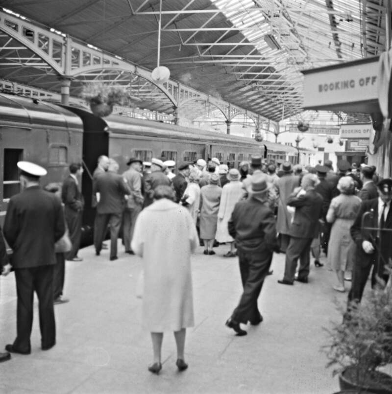 Platform crowded with people, Kingsbridge, Dublin City, Co. Dublin.