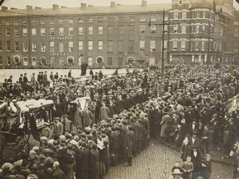 [Funeral of a prominent Republican, passing over St. Patrick's Bridge, Cork]