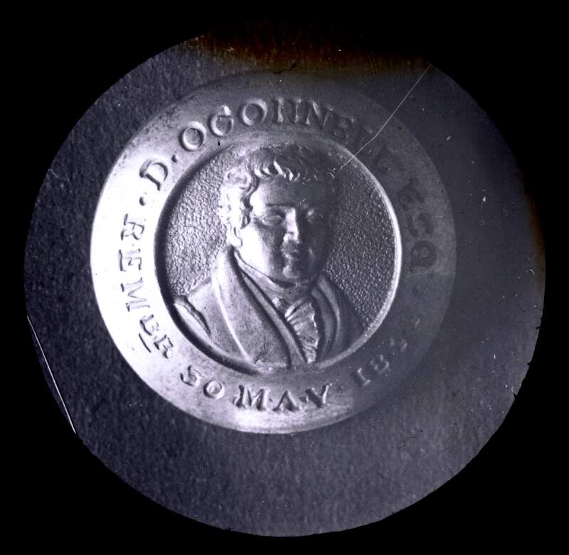 Commemorative buttons: O'Connell in relief.