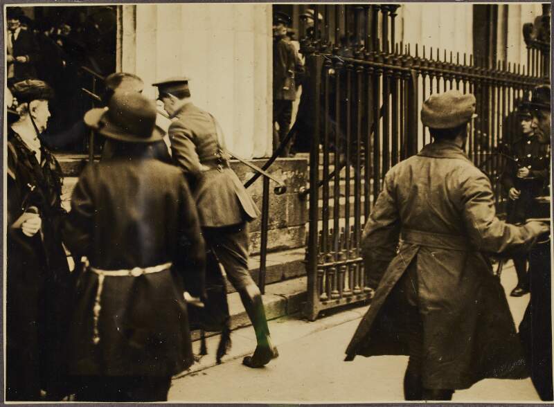 [Michael Collins entering the Pro-Cathedral, Dublin, to attend the funeral of Arthur Griffith],