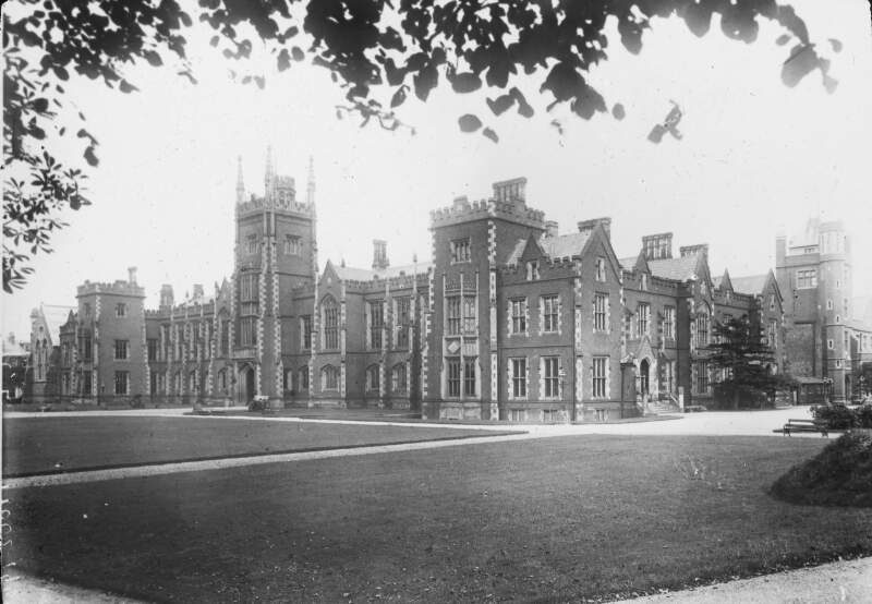 Queen's University Belfast, exterior.