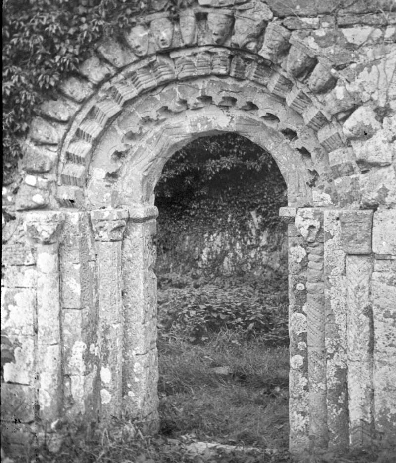 Dysart O'Dea: Romanesque arched doorway, heads in relief.