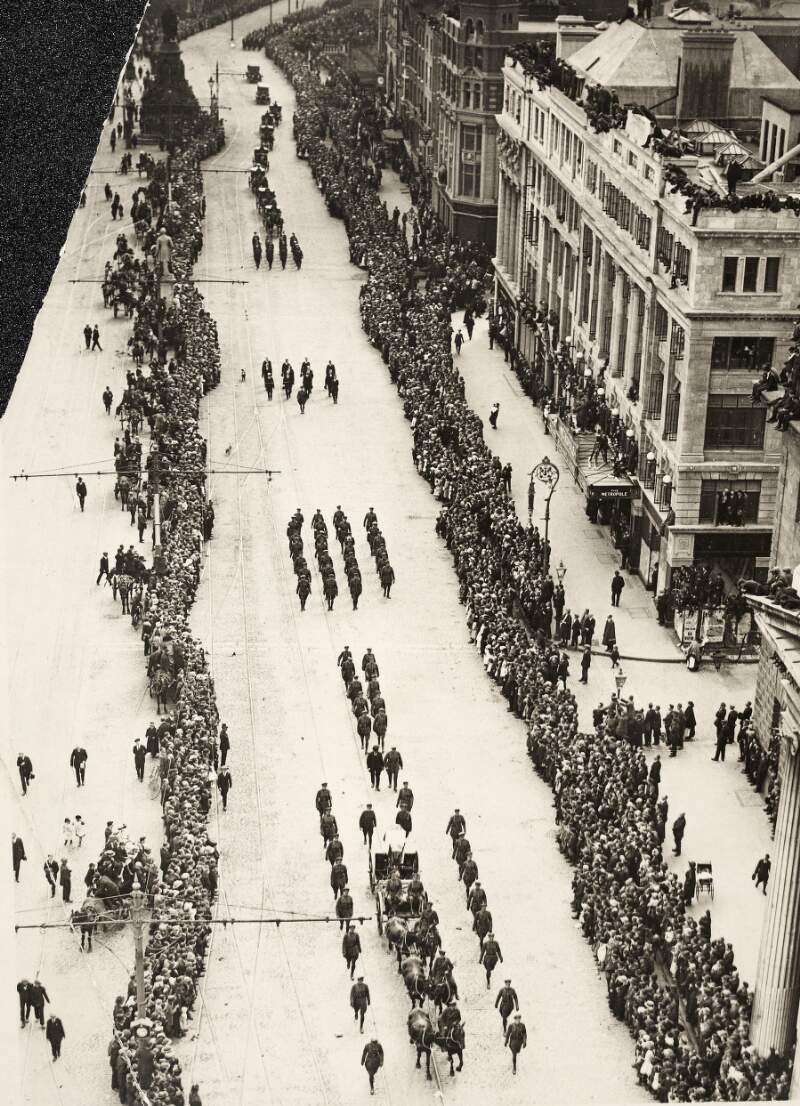 Impressive scenes from the Funeral of the Late General M. Collins C. in C. National Army : Picture shows :- General view of the Funeral passing through Lr. O'Connell St passing old G.P.O.