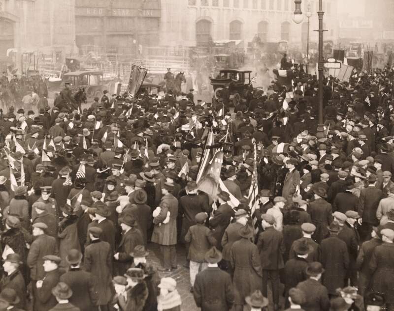 Great crowd greets Mrs. Mac Swiney on her arrival in New York