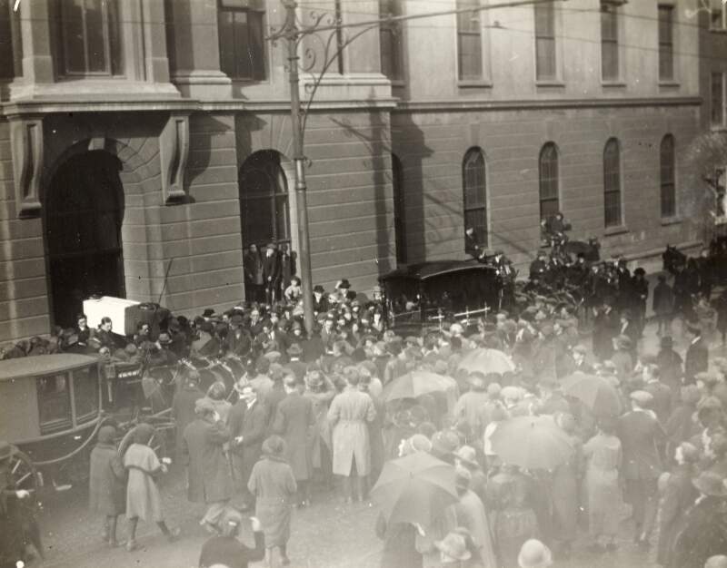 [Crowd gathered at the funeral procession of Terence MacSwiney]