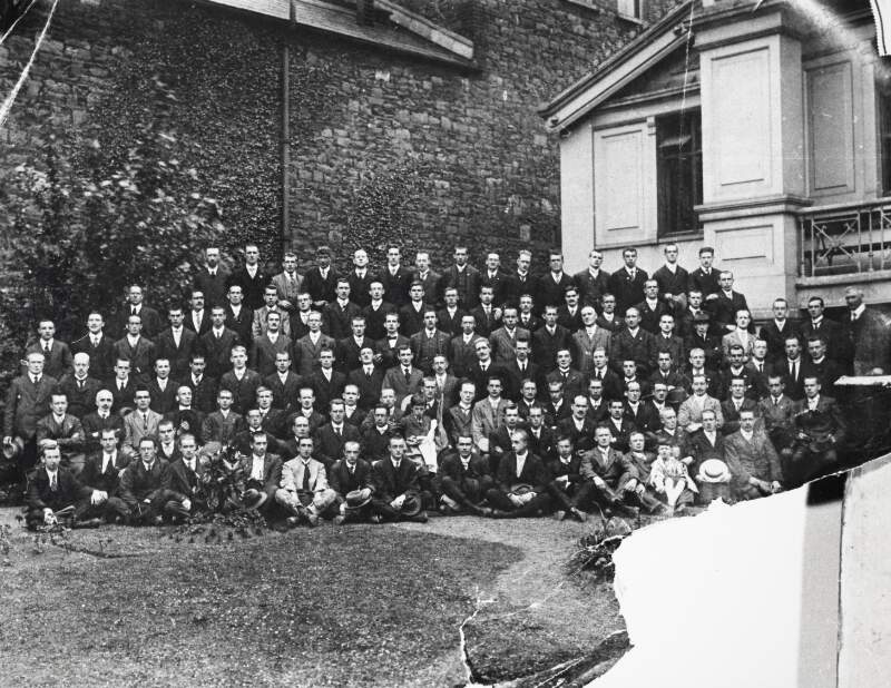 [Group portrait of released prisoners outside the Mansion House, Dawson Street, Dublin, including Éamon De Valera]
