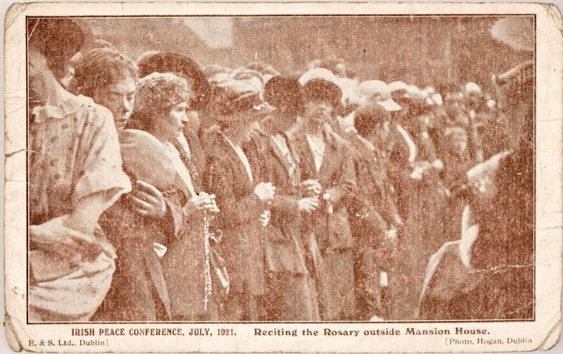 Irish Peace Conference, Jul 1921. : Reciting the Rosary outside the Mansion House