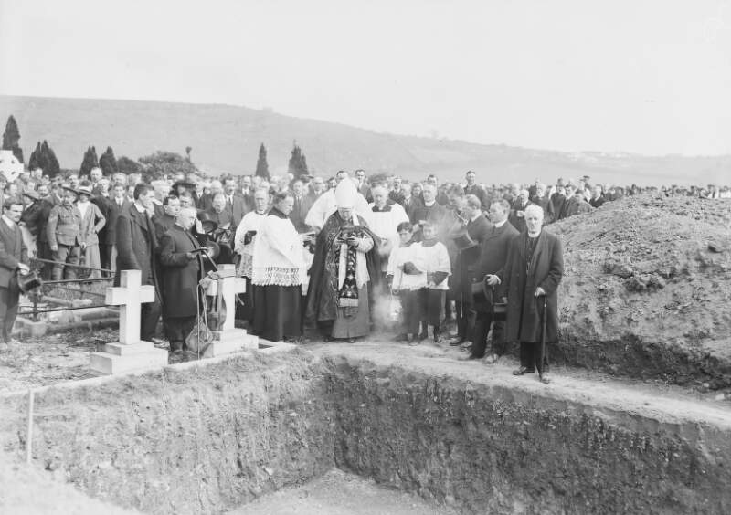 [Lusitania disaster, Cobh, Co. Cork : large crowd gathered for the burial ceremony for the victims]
