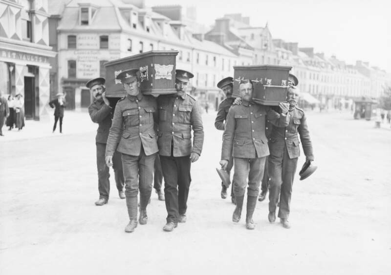 [Lusitania Disaster, Cobh, Co. Cork : soldiers carrying coffins]