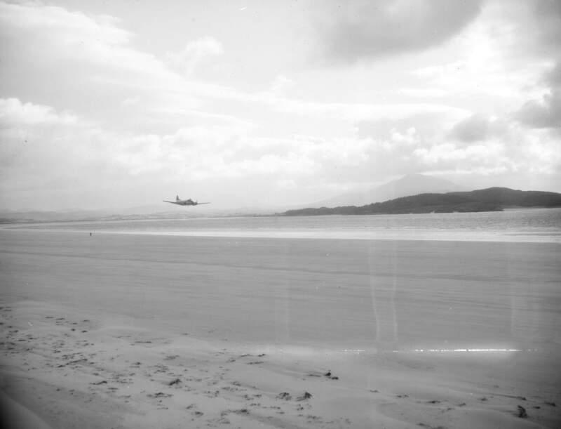 [Airplane, 'Dove', landing on Rosapenna strand, Co. Donegal]