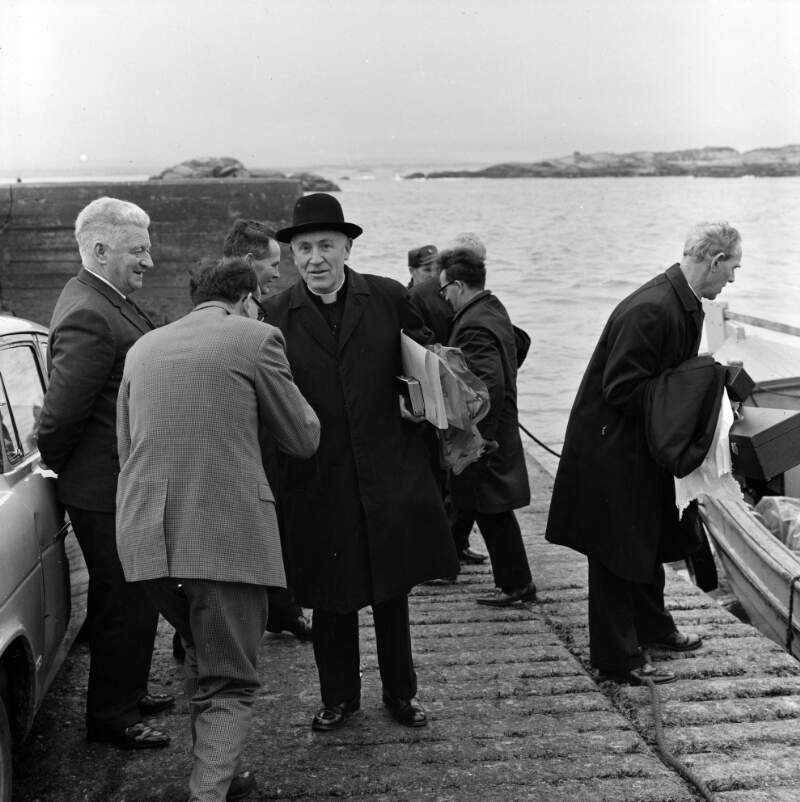 [Group of men taking luggage from the harbour, Arranmore, Co. Donegal]
