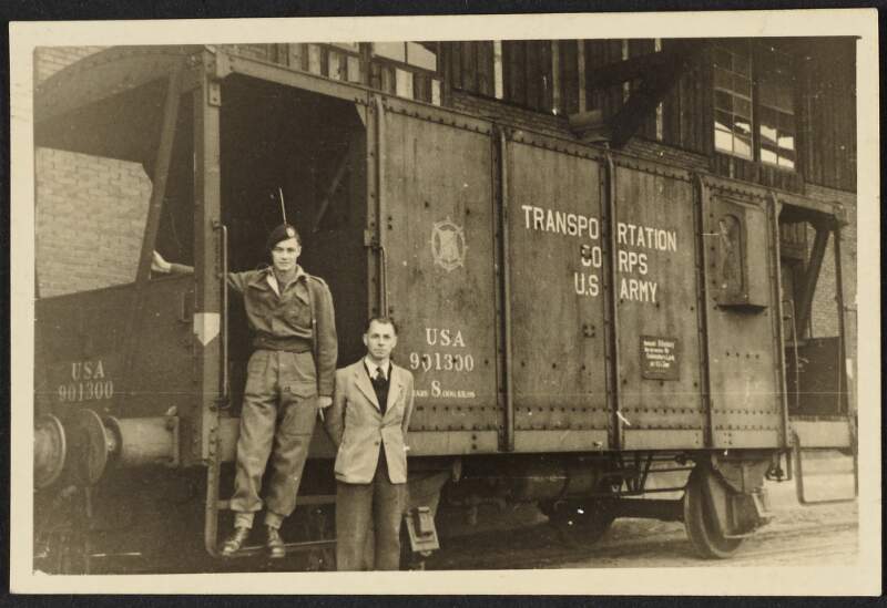[Photograph of Oscar [Pfaus?] with an English sentry at the Freeport in Hamburg]