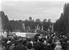 [Funeral of Arthur Griffith, tricolour on raised coffin in Glasnevin Cemetery, men in uniform, crowds]
