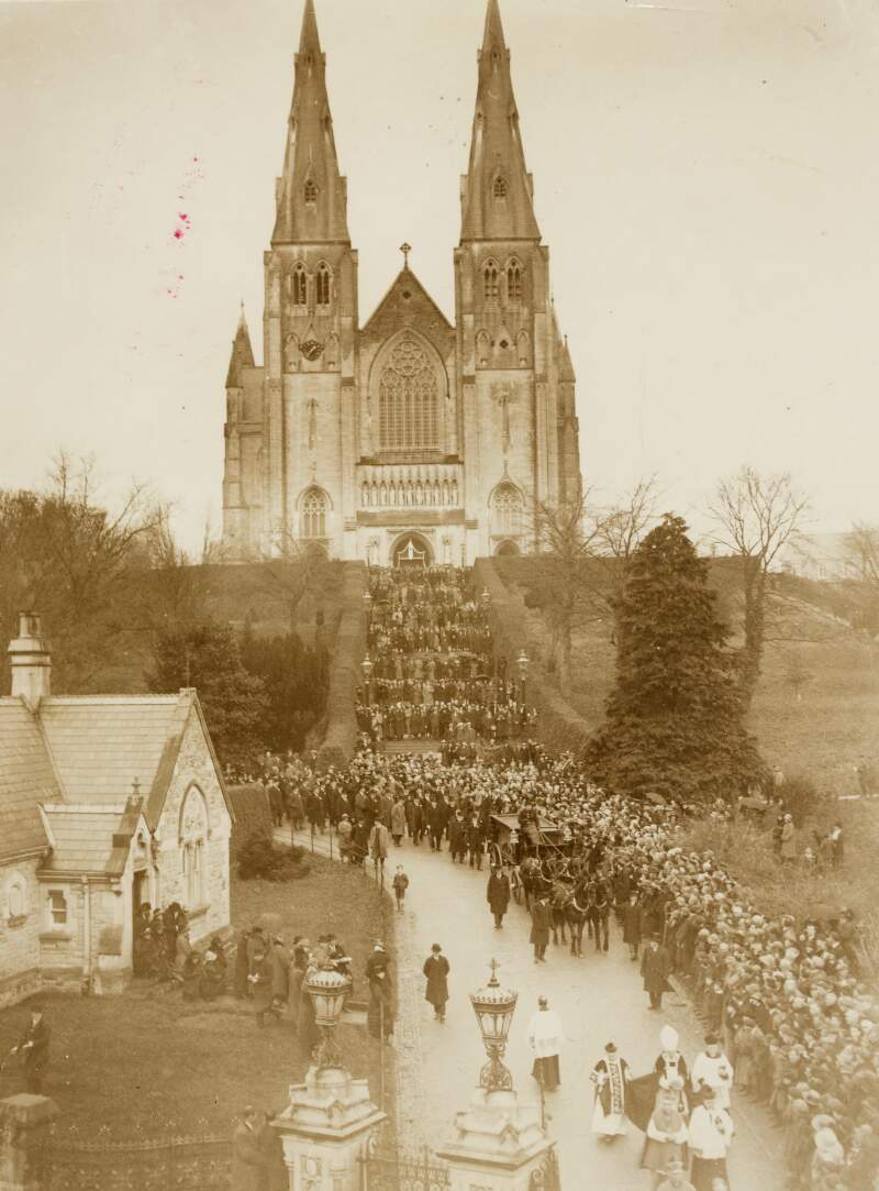 [The funeral of the late primate of All Ireland, Cardinal Logue, outside Armagh Cathedral]