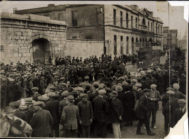 [Some of the first of the Free State troops to arrive in Cork city after the Republicans decide to retreat from the city]